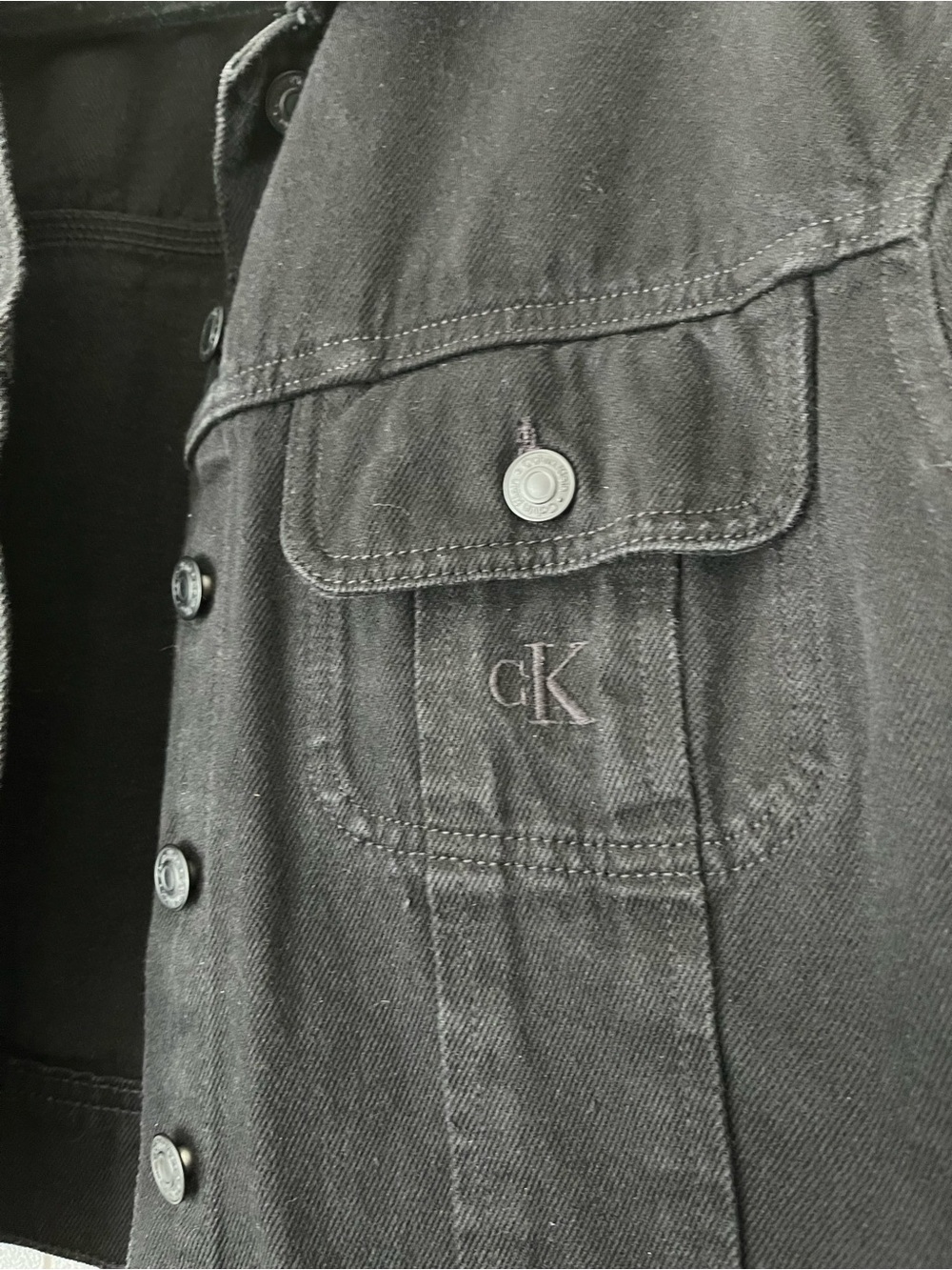 Calvin Klein Jeans Black Cropped Denim Trucker Jacket - Picture 5 of 6